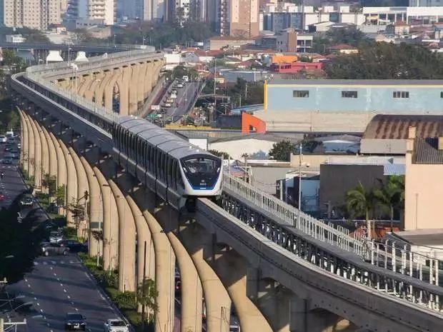 國內(nèi)首條無人駕駛膠輪路軌開通，沒有駕駛室，可以站在車頭看風(fēng)景！