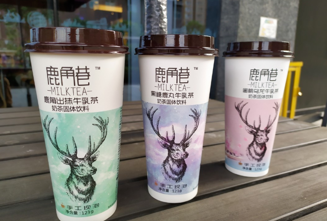 茶飲的商標(biāo)故事（十）| 花1個(gè)億打假7000家山寨店，網(wǎng)紅奶茶的興衰史